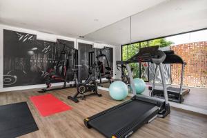 einen Fitnessraum mit Laufbändern und Heimtrainern in der Unterkunft Private Villa Ayra 8C by OriVista 10mins to Melasti Beach in Uluwatu