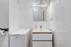 Kúpeľňa v ubytovaní Andersena 190 A - 12 piętro - 10 min CMKP - 5 min Metro - 15 min Centrum