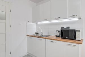 Kuchyňa alebo kuchynka v ubytovaní Andersena 190 A - 12 piętro - 10 min CMKP - 5 min Metro - 15 min Centrum