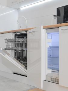 Kuchyňa alebo kuchynka v ubytovaní Andersena 190 A - 12 piętro - 10 min CMKP - 5 min Metro - 15 min Centrum
