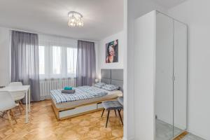 Posteľ alebo postele v izbe v ubytovaní Andersena 190 A - 12 piętro - 10 min CMKP - 5 min Metro - 15 min Centrum
