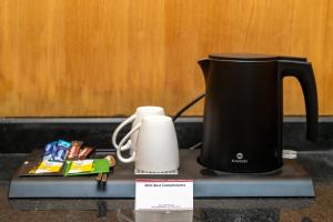 Mandala Norling Lords Prime Kathmandu的咖啡和沏茶工具