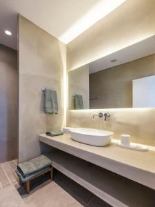 Koupelna v ubytování Templo y Mar IV by Mykonos Mood