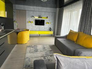 a living room with a couch and a kitchen at Alecsa 1 Luxury Residence in Mamaia