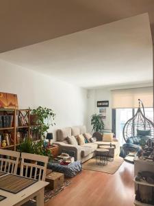 un salon avec un canapé et une table dans l'établissement Lovely Room near Park Guell, à Barcelone