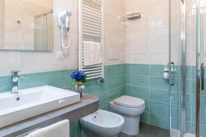 A bathroom at Hotel Ziò Imola