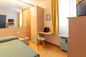 A television and/or entertainment centre at Hotel Ziò Imola