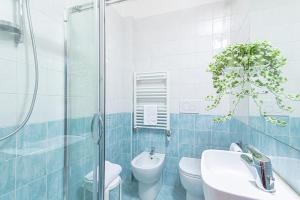 A bathroom at Hotel Ziò Imola