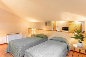 A television and/or entertainment centre at Hotel Ziò Imola