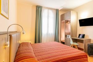 A television and/or entertainment centre at Hotel Ziò Imola