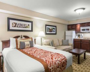 ウィリアムズバーグにあるBluegreen Vacations Patrick Henry Sqr, Ascend Resort Collectionの大きなベッドとソファが備わるホテルルームです。 +30枚の写真