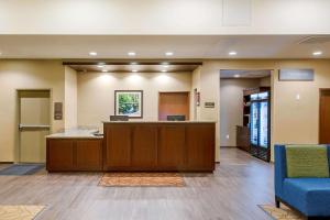 eine Bürolobby mit einer Rezeption und einem blauen Stuhl in der Unterkunft Comfort Suites Burlington near I-5 in Burlington + 37 Fotos