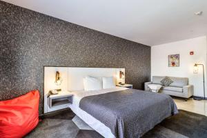 Postel nebo postele na pokoji v ubytování Hy-Lo Hotel, Ascend Hotel Collection
