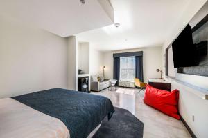 Postel nebo postele na pokoji v ubytování Hy-Lo Hotel, Ascend Hotel Collection