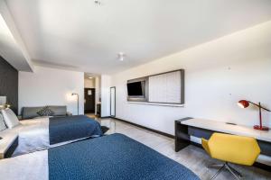 TV a/nebo společenská místnost v ubytování Hy-Lo Hotel, Ascend Hotel Collection