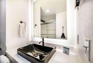 Koupelna v ubytování Hy-Lo Hotel, Ascend Hotel Collection