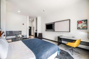 TV a/nebo společenská místnost v ubytování Hy-Lo Hotel, Ascend Hotel Collection
