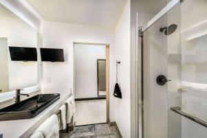 Kuchyň nebo kuchyňský kout v ubytování Hy-Lo Hotel, Ascend Hotel Collection