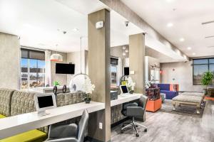 TV a/nebo společenská místnost v ubytování Hy-Lo Hotel, Ascend Hotel Collection