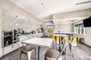 Kuchyň nebo kuchyňský kout v ubytování Hy-Lo Hotel, Ascend Hotel Collection
