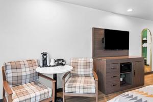Televiisor ja/või meelelahutuskeskus majutusasutuses Maverick Hotel Eugene Near University, Ascend Hotel Collection