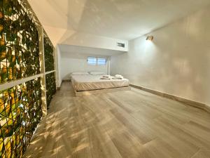 Un dormitorio grande con una cama y una ventana. en Suite la Bella, en Torre del Mar