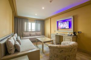 TV a/nebo společenská místnost v ubytování El Oumnia Puerto & Spa