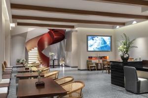 a restaurant with a spiral staircase in the ceiling at Shenzhen White House Seaview Resort Hotel in Shenzhen