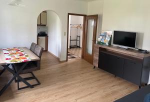 a living room with a tv and a table with a television at Ferienwohnung Marchsteiner in Zwettl Stadt