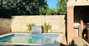 Bassein majutusasutuses Habitación y piscina en casa compartida või selle lähedal