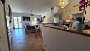 MARINA DEL SOL Aigues Mortes في إج مورت: مطبخ وغرفة معيشة مع كونتر توب