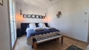 MARINA DEL SOL Aigues Mortes في إج مورت: غرفة نوم بها سرير مع لحاف أزرق