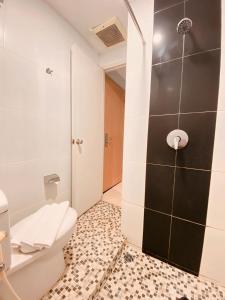 Vannituba majutusasutuses Studio One Thamrin Hotel +16 fotot
