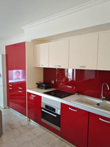 Η κουζίνα ή μικρή κουζίνα στο Bourtzi View Villa - The Apartment Semi Basement