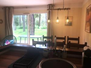 una cucina con lavandino e una finestra con tavolo di appartement soustons plage a Soustons