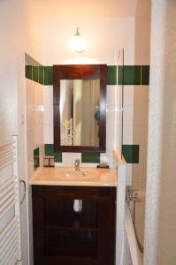 un bagno con lavandino e specchio di appartement soustons plage a Soustons