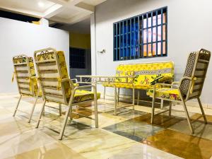 a dining room with chairs and a table at Appartement familial chic et spacieux in Dassasgo