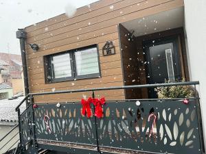 米特尔维Gîte chez EsTé的阳台上挂着圣诞蝴蝶结的房子