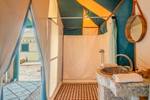 Ένα μπάνιο στο Sahara Magic Luxury Camp