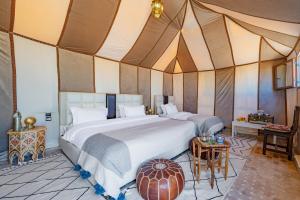 Ένα ή περισσότερα κρεβάτια σε δωμάτιο στο Sahara Magic Luxury Camp