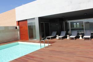 una piscina en la azotea de un edificio en Escuderos Hotel Cruz, en Argamasilla de Calatrava