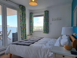 Una cama o camas en una habitación de 2-bed flat with balcony