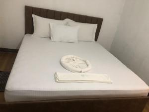 un letto con un asciugamano bianco sopra di Hotel Parami a Moratuwa
