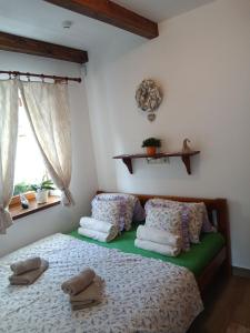 Ένα ή περισσότερα κρεβάτια σε δωμάτιο στο apartmán pod Ještědem