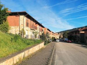 an empty street in a town with a building at Anatiduero in Molinos de Duero
