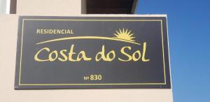 una señal para una casa do sul en el lateral de un edificio en Costa Do Sol, en Guaratuba 3 fotos más
