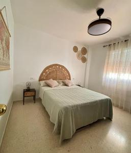 a bedroom with a bed with a green blanket at Casa Celia in El Bosque