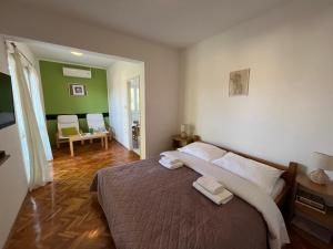 Una cama o camas en una habitación de Apartmani Ivan