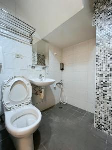 a bathroom with a toilet and a sink at 逢甲 忘時輕旅 in Taichung