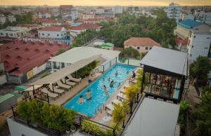 an overhead view of a swimming pool in a city at Onederz Siem Reap in Siem Reap